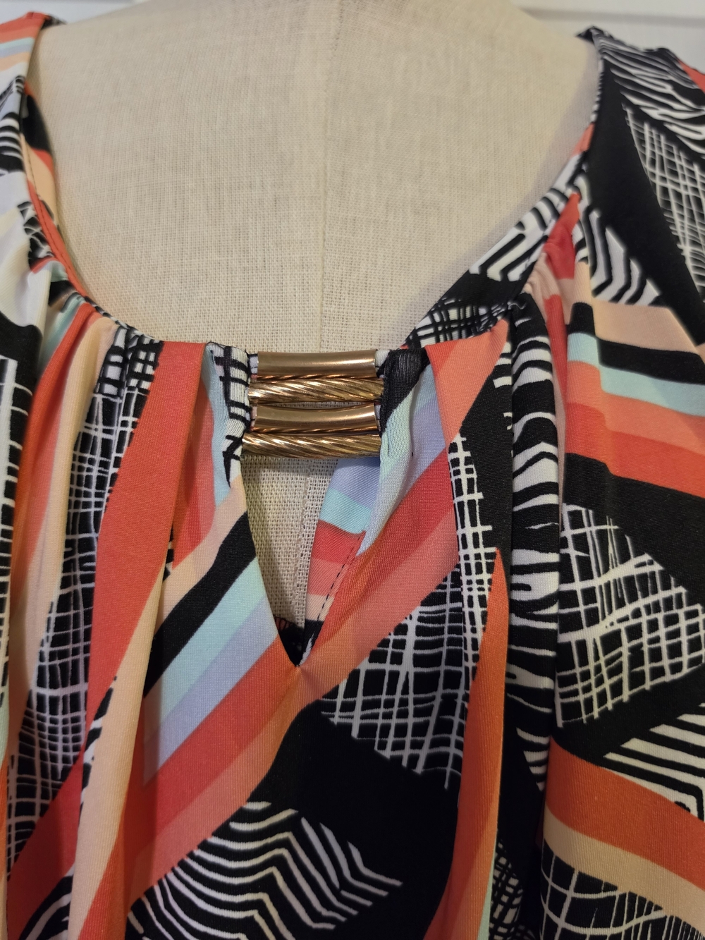Avenue Coral, Black and Light Blue Geometric Sleeveless Blouse Size XL - Picture 3 of 5